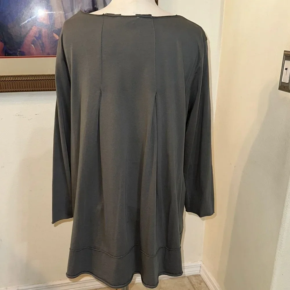 LUUKAA Green Top w/ Graphic Design Size 18 - Picture 9 of 11